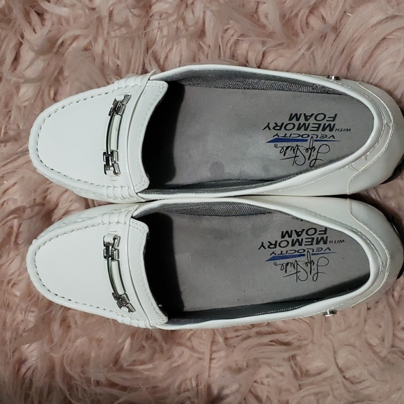 A pair of Life Stride flats with Memory Foam - Picture 4 of 4